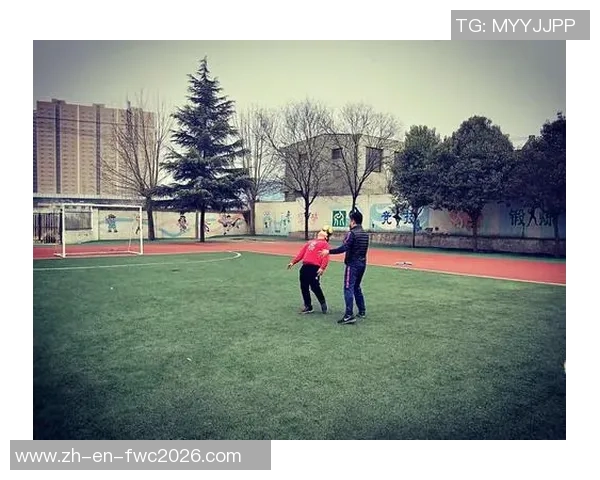 掌握足球踩单车技巧的秘诀与训练方法助你提升球技和场上表现